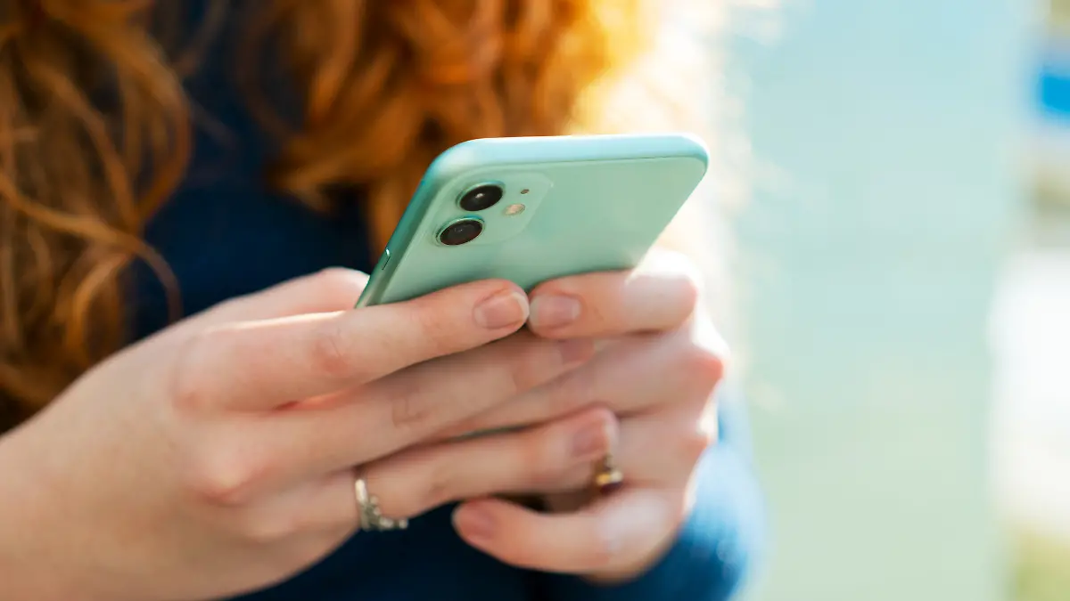 Frau benutzt Smartphone