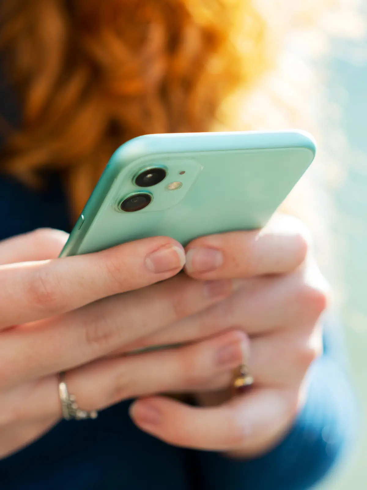 Frau benutzt Smartphone