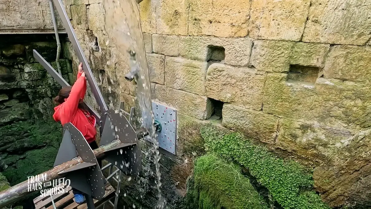Wird das neue Wasserrad zur Gefahr? Raik und Virena