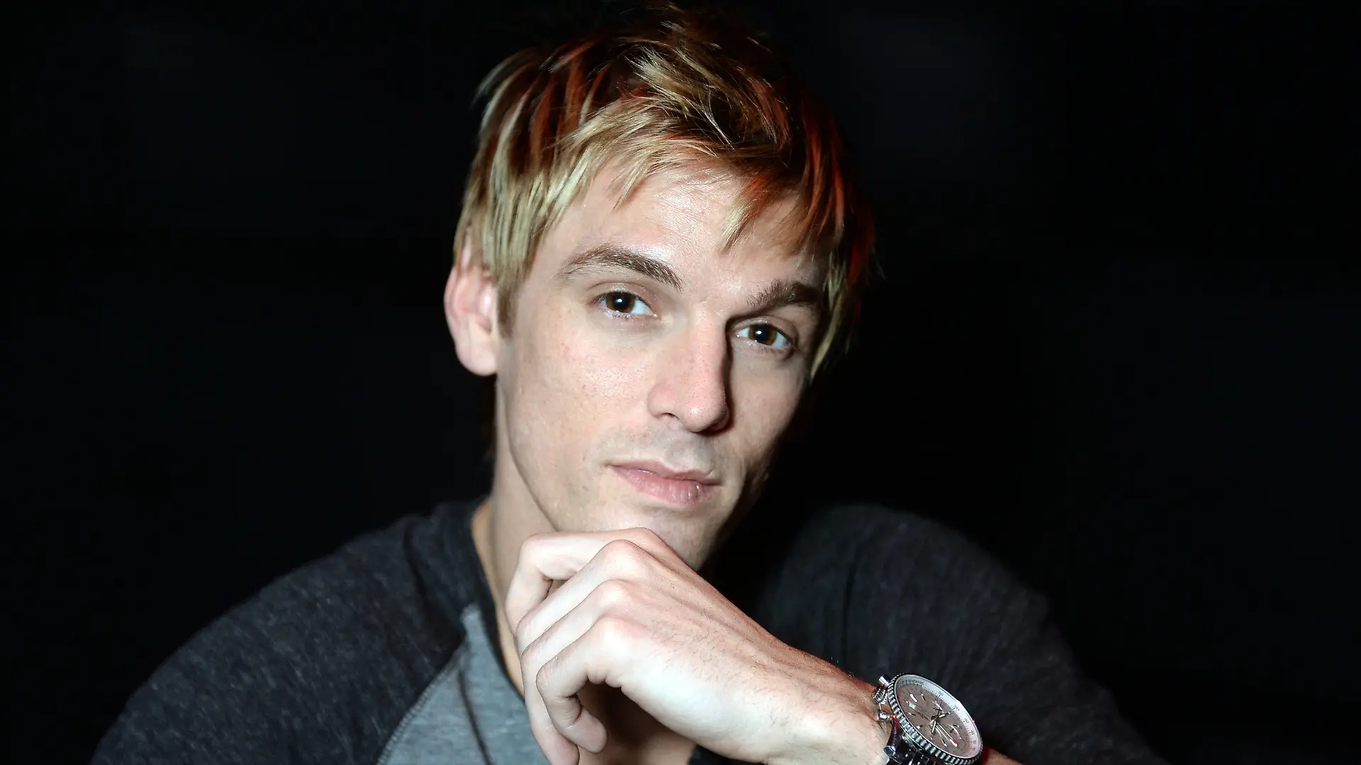 ARCHIV - 21.01.2015, Berlin: Aaron Carter, Sänger aus den USA, sitzt bei einem Fototermin im K17. (Zu dpa: «Fehlalarm: Aaron Carter bekommt Besuch von der Polizei») Foto: Britta Pedersen/dpa-Zentralbild/dpa +++ dpa-Bildfunk +++