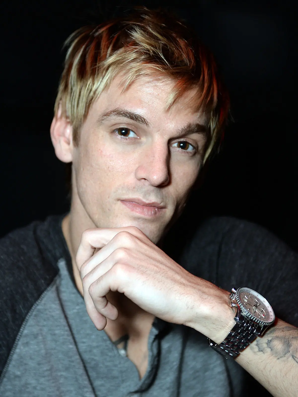 ARCHIV - 21.01.2015, Berlin: Aaron Carter, Sänger aus den USA, sitzt bei einem Fototermin im K17. (Zu dpa: «Fehlalarm: Aaron Carter bekommt Besuch von der Polizei») Foto: Britta Pedersen/dpa-Zentralbild/dpa +++ dpa-Bildfunk +++