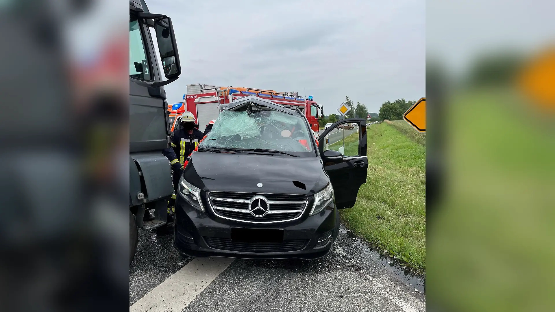 Der Mercedes der jungen Familie – zertrümmert nach dem Aufprall mit dem Lkw.