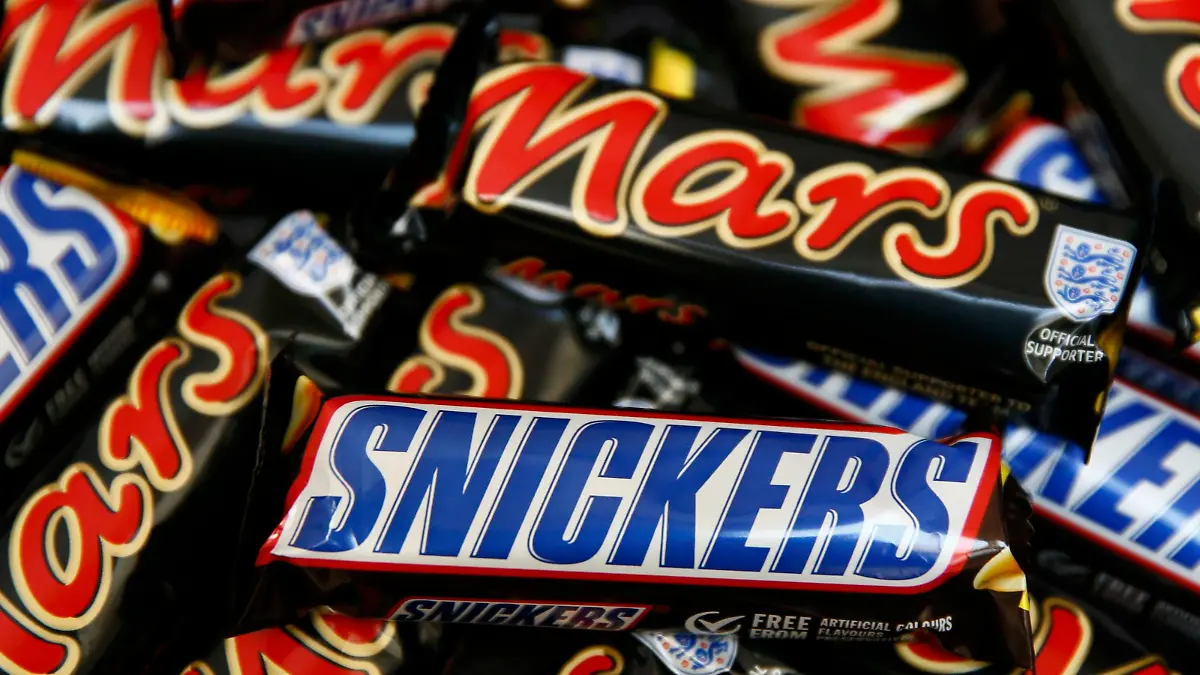Mars and Snickers bars are seen in this picture illustration taken February 23, 2016. U.S. chocolate maker Mars Inc announced a recall of chocolate bars and other products in 55 countries after bits of plastic were found in one of its products, the Associated Press reported on Tuesday. A statement posted on the website of the Netherlands Food and Consumer Product Safety Authority said Mars recalled Snickers, Mars, Milky Way, Celebrations and Mini Mix after a piece of plastic was found in one of its products that could cause choking. REUTERS/Stefan Wermuth/Illustration