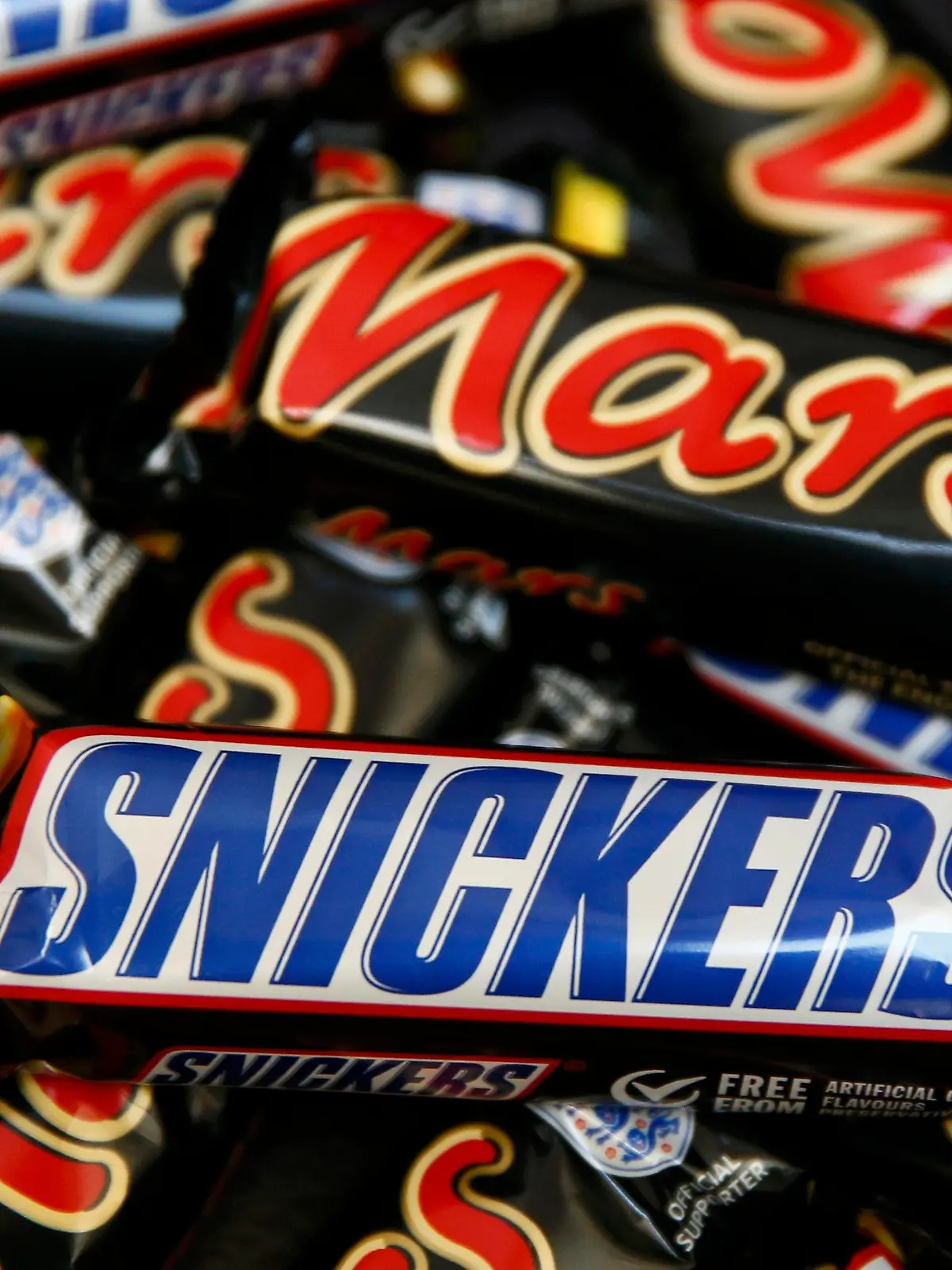 Mars and Snickers bars are seen in this picture illustration taken February 23, 2016.  U.S. chocolate maker Mars Inc announced a recall of chocolate bars and other products in 55 countries after bits of plastic were found in one of its products, the Associated Press reported on Tuesday. A statement posted on the website of the Netherlands Food and Consumer Product Safety Authority said Mars recalled Snickers, Mars, Milky Way, Celebrations and Mini Mix after a piece of plastic was found in one of its products that could cause choking. REUTERS/Stefan Wermuth/Illustration