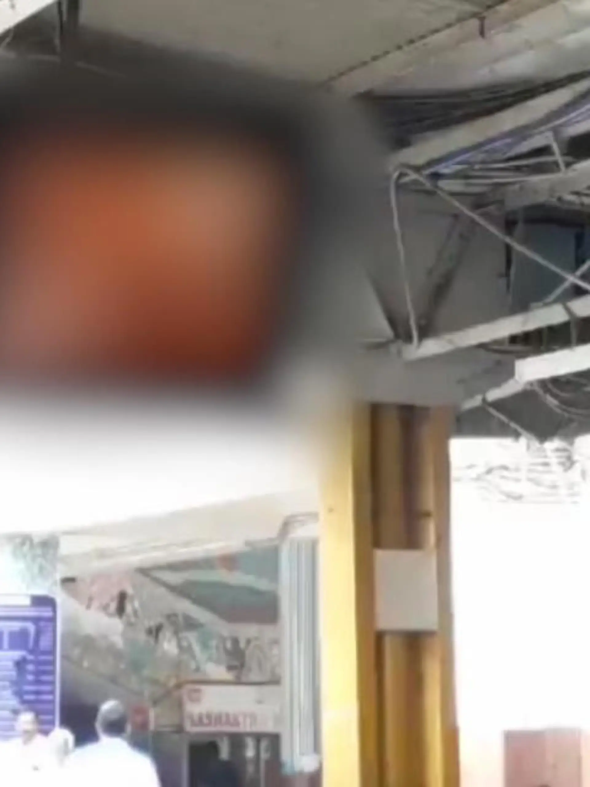 Denn ein Pornofilm auf den Anzeigentafeln hat auf einem Bahnhof in Indien für Erregung gesorgt. Hunderte Wartende auf den Bahnsteigen seien peinlich berührt zum Teil in Tränen ausgebrochen, berichten indische Medien. Die Bahnpolizei beendete die unerwünschte Vorführung nach einigen Minuten. Das Subunternehmen, das die Bildschirme mit Ankunfts- und Abfahrtszeiten bespielen sollte, ist seinen Vertrag mit der Bahn nun los. 