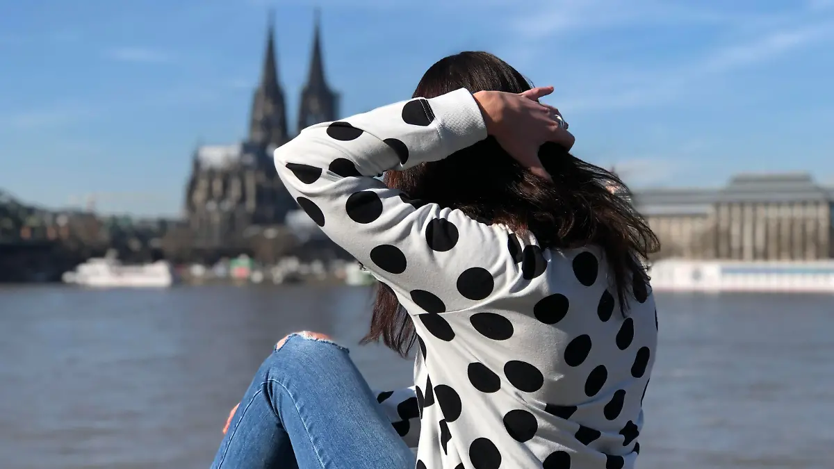 Tina Tinderina ist auf der Suche nach der großen Liebe