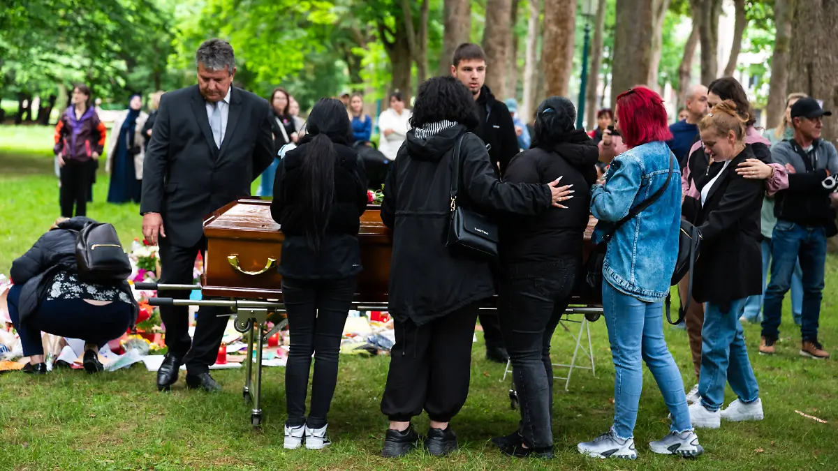 Ceremony after accident with 11 year old boy on step, collision after police patrol pursuit. Elisabeth park, Koekelberg,