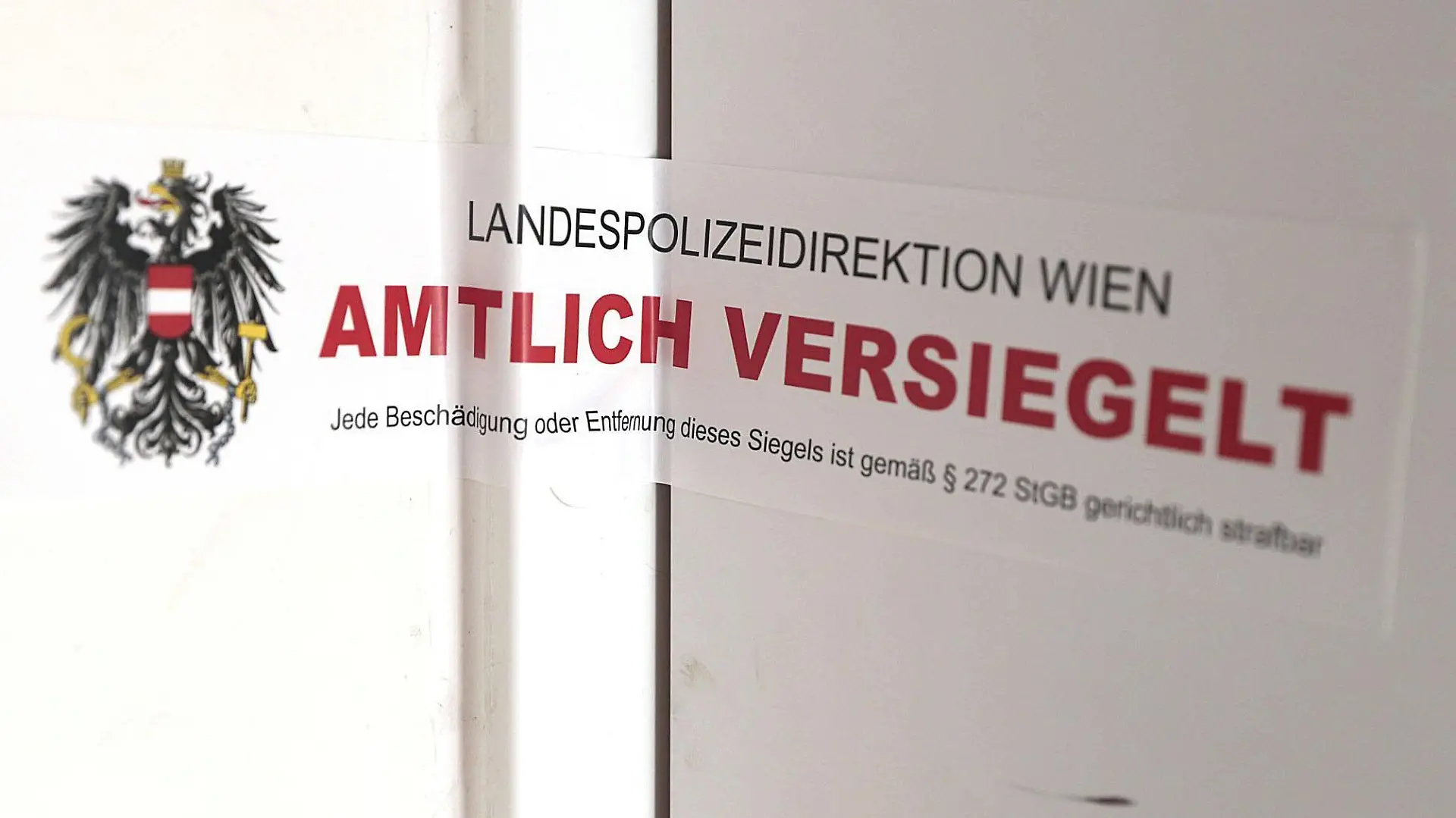 ABD0058_20220619 - WIEN - ÖSTERREICH: ZU APA0198 VOM 19.6.2022 - Polizisten haben am Sonntag, 19. Juni 2022, in einer Wohnung in Wien-Floridsdorf die Leiche einer jungen Frau vorgefunden. Erhebungen am Tatort deuten auf ein Tötungsdelikt hin. Im Bild: Der mutmassliche Tatort in Wien-Floridsdorf. - FOTO: APA/ALEX HALADA - 20220619_PD6712
