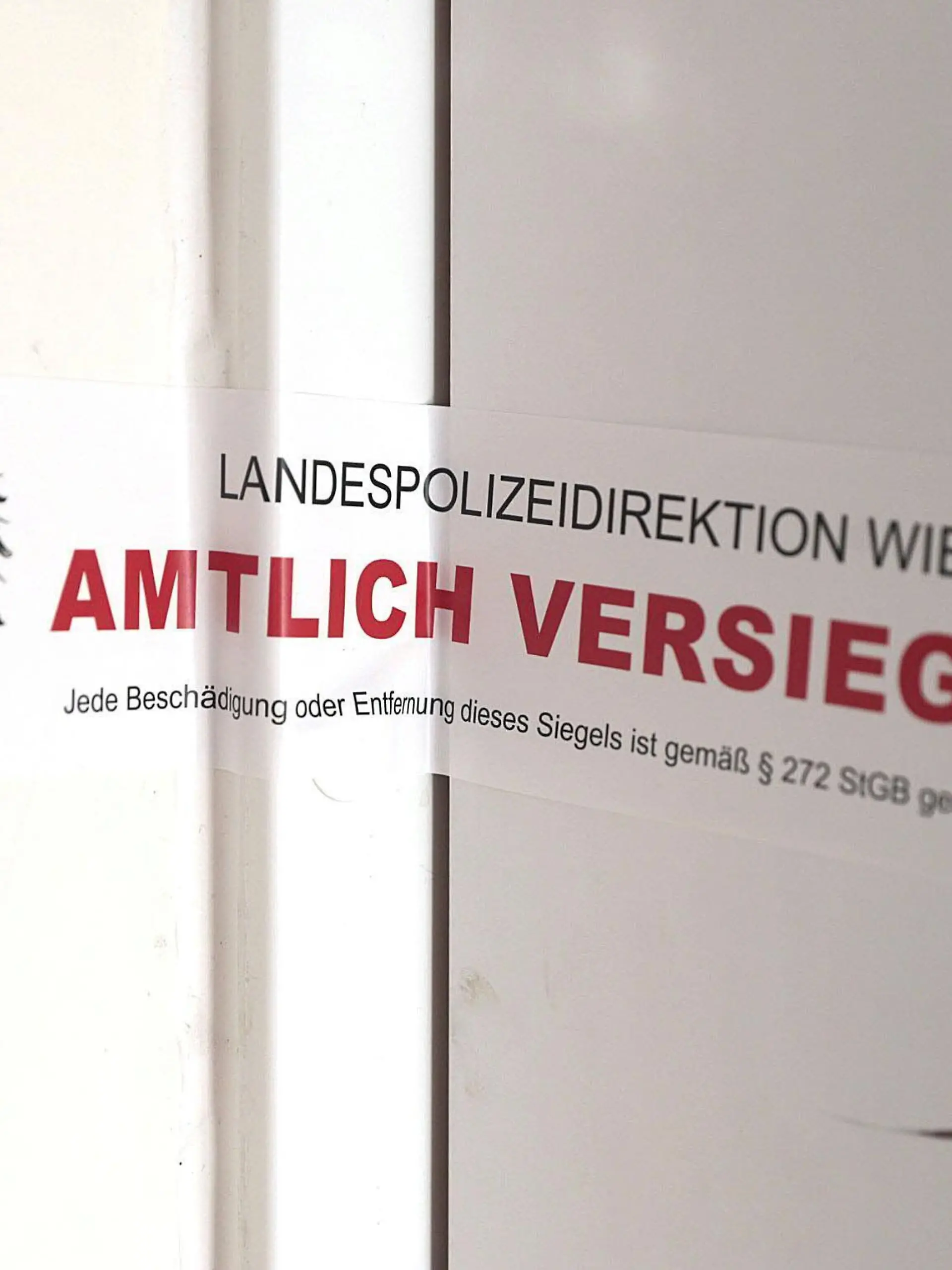ABD0058_20220619 - WIEN - ÖSTERREICH: ZU APA0198 VOM 19.6.2022 - Polizisten haben am Sonntag, 19. Juni 2022, in einer Wohnung in Wien-Floridsdorf die Leiche einer jungen Frau vorgefunden. Erhebungen am Tatort deuten auf ein Tötungsdelikt hin. Im Bild: Der mutmassliche Tatort in Wien-Floridsdorf. - FOTO: APA/ALEX HALADA - 20220619_PD6712