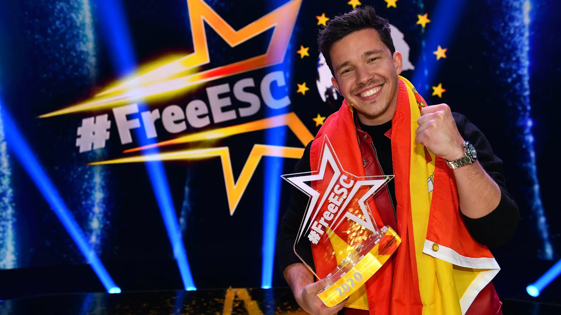 HANDOUT - 16.05.2020, Nordrhein-Westfalen, Köln: Nico Santos, der beim «Free European Song Contest» für Spanien antrat, jubelt über seinen Sieg. Der Songwettbewerb wird live bei ProSieben ausgestrahlt. Nach der coronavirusbedingten Absage des Eurovision Song Contest (ESC) gibt es am 16.05.2020 im deutschen Fernsehen gleich mehrere Ersatz-Musikshows. Foto: Willi Weber/ProSieben/dpa - ACHTUNG: Nur zur redaktionellen Verwendung im Zusammenhang mit der Berichterstattung über ·Free European Song Contest· und mit vollständiger Nennung des vorstehenden Credits. Das Foto darf nicht verändert und nur im vollen Ausschnitt verwendet werden. Nicht für EPG. Keine Archivierung. +++ dpa-Bildfunk +++