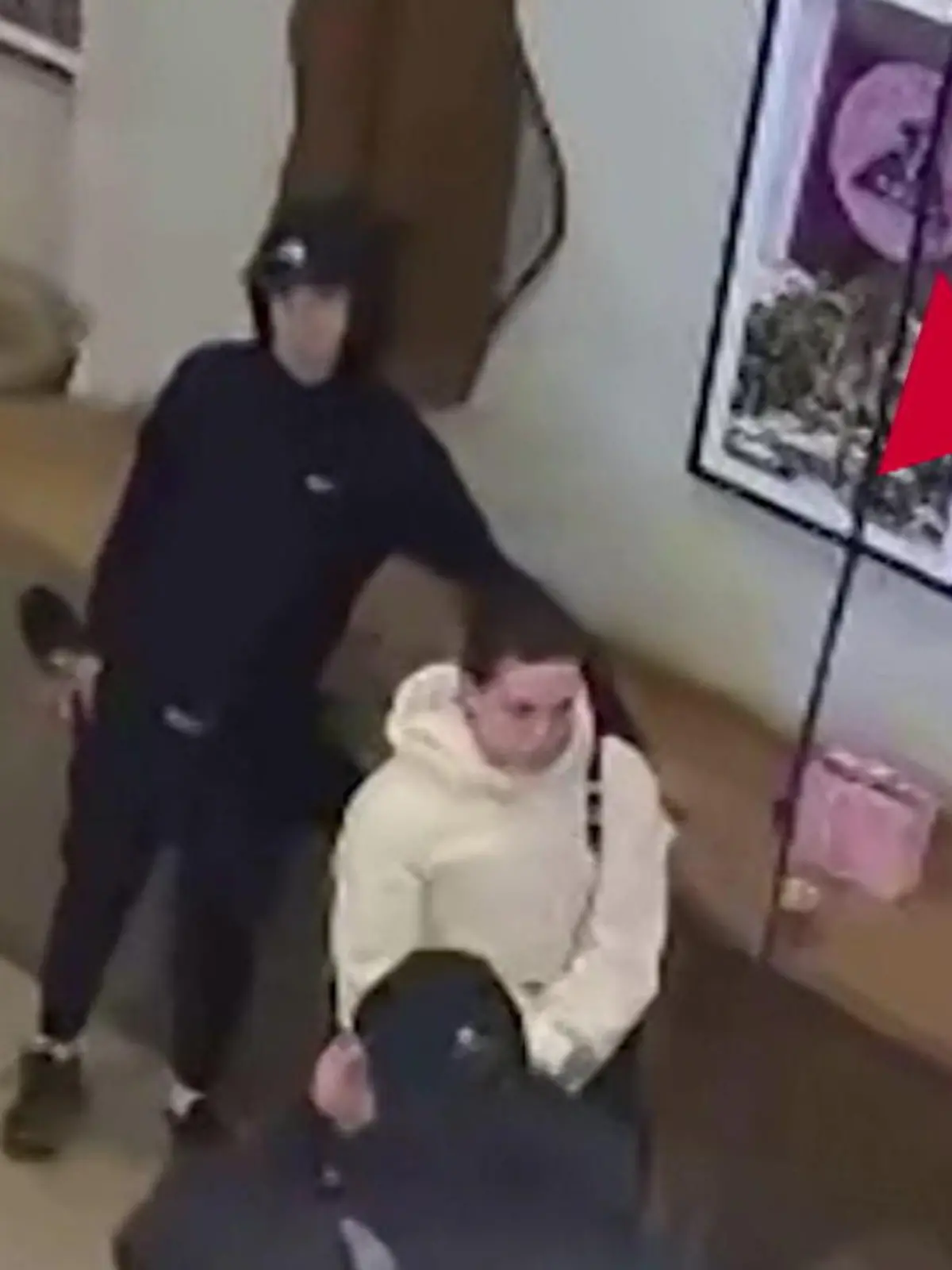 Bild zu: "Bridgerton-Star beklaut! Schauspielerin kämpft mit Dieb um ihr Handy"