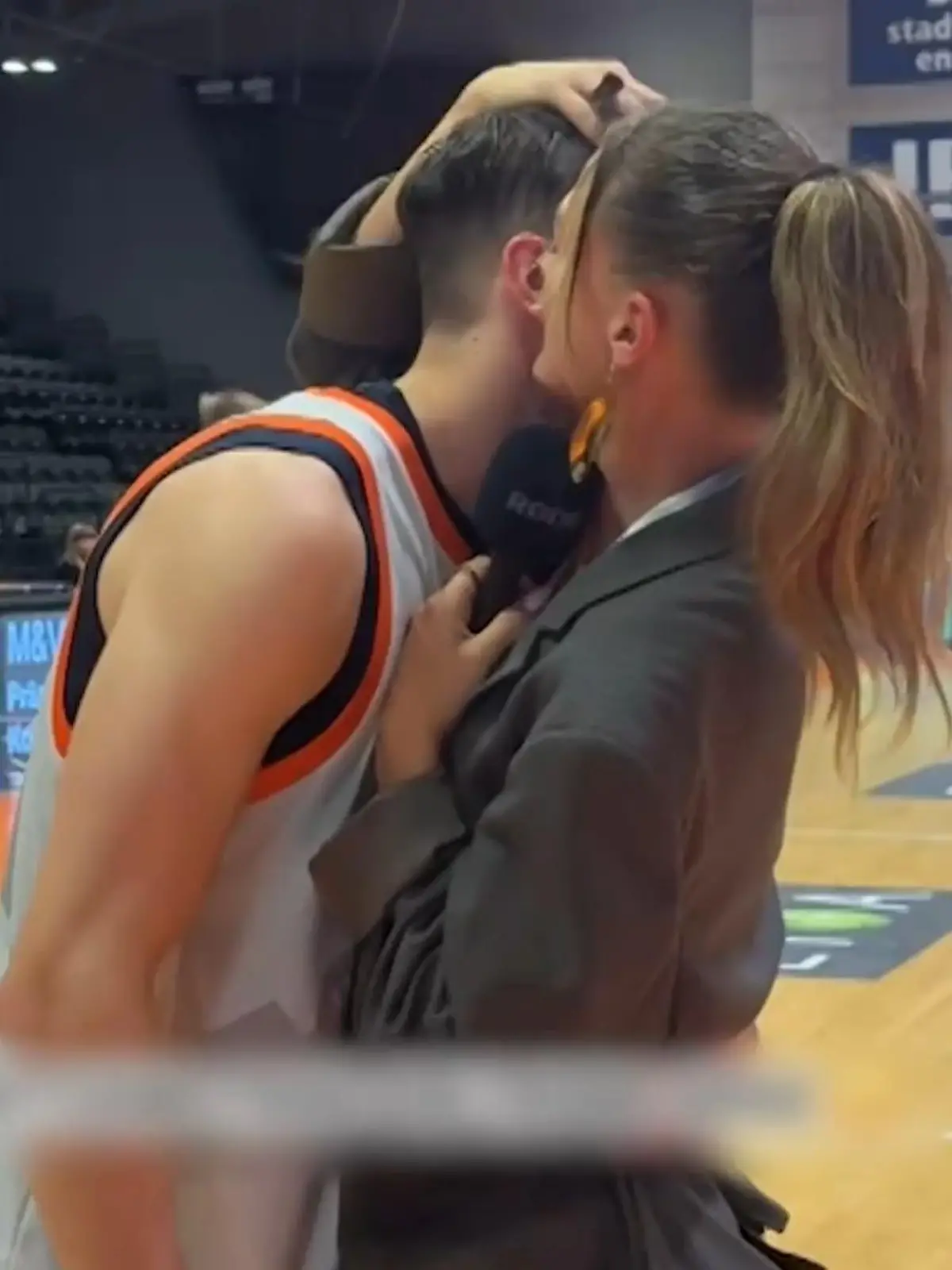 Bild zu: "Nach Niederlage! Sport-Moderatorin knutscht Basketball-Spieler im Interview "