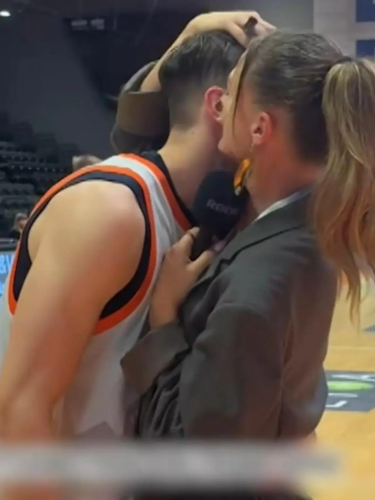 Bild zu: "Nach Niederlage! Sport-Moderatorin knutscht Basketball-Spieler im Interview "
