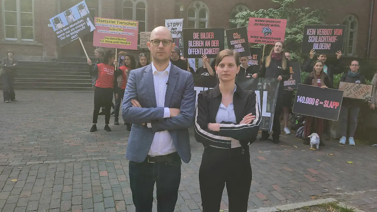 Anna Schubert und Hendrik Haßel von Animal Rights Watch stehen vor Gericht, weil sie heimlich filmten, wie Schweine in einem Schlachthof mit CO₂ betäubt werden.
