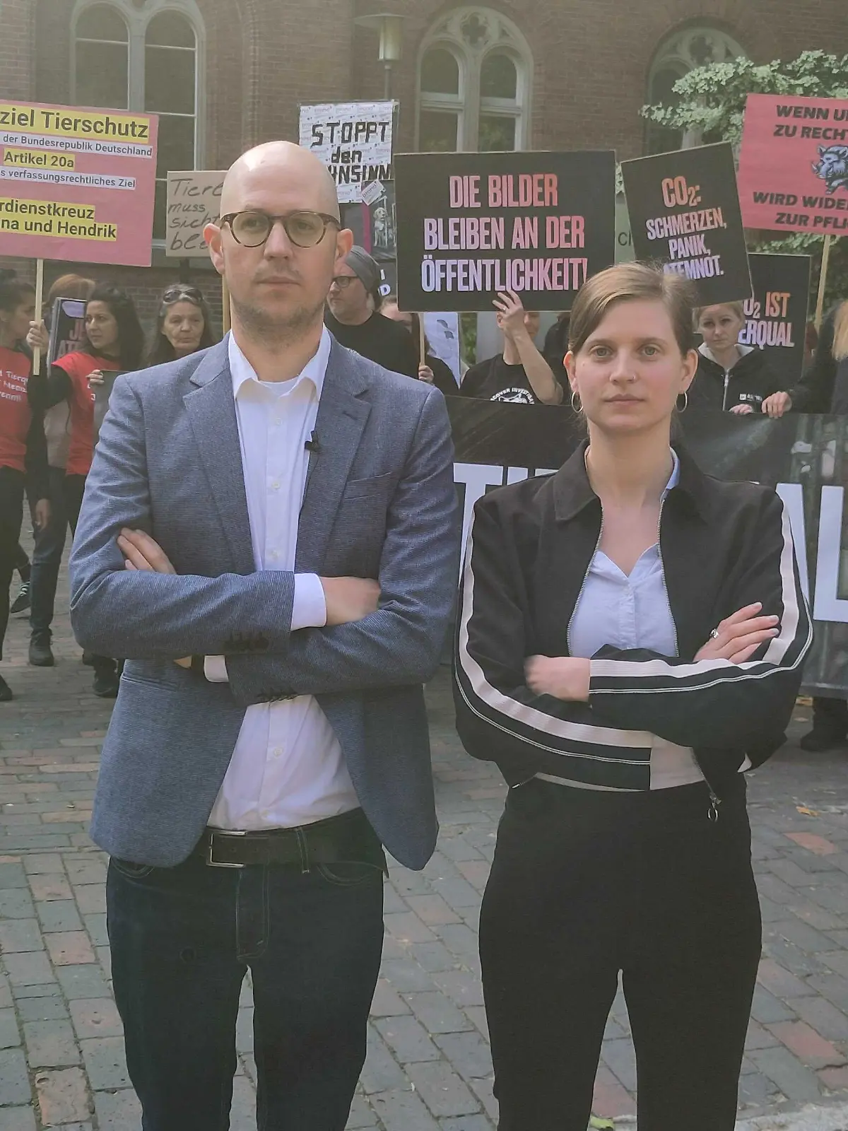 Anna Schubert und Hendrik Haßel von Animal Rights Watch stehen vor Gericht, weil sie heimlich filmten, wie Schweine in einem Schlachthof mit CO₂ betäubt werden.