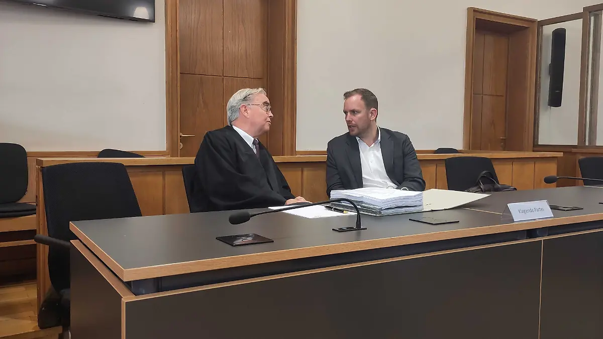 Schlachthofbetreiber Niko Brand und sein Anwalt werfen den Aktivisten Rufschädigung und Hausfriedensbruch vor. Sie fordern ein Verbot der Aufnahmen – und Schadensersatz.