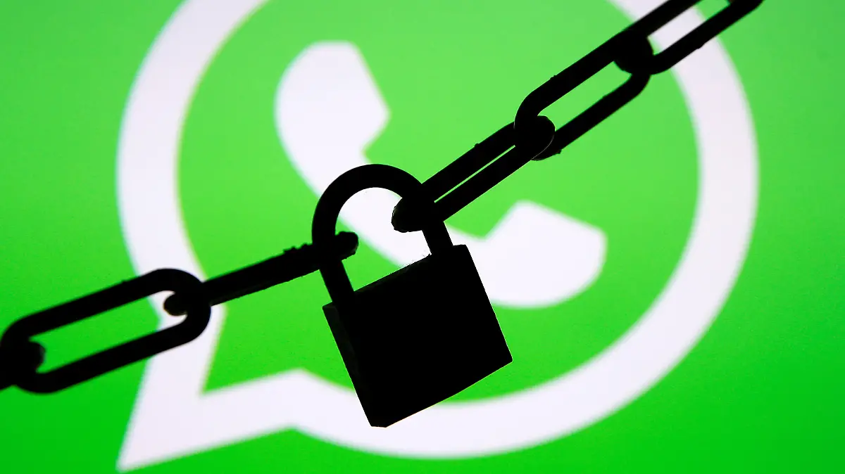 FILE PHOTO: A photo illustration shows a chain and a padlock in front of a displayed Whatsapp logo January 13, 2017. REUTERS/Dado Ruvic/Illustration/File Photo