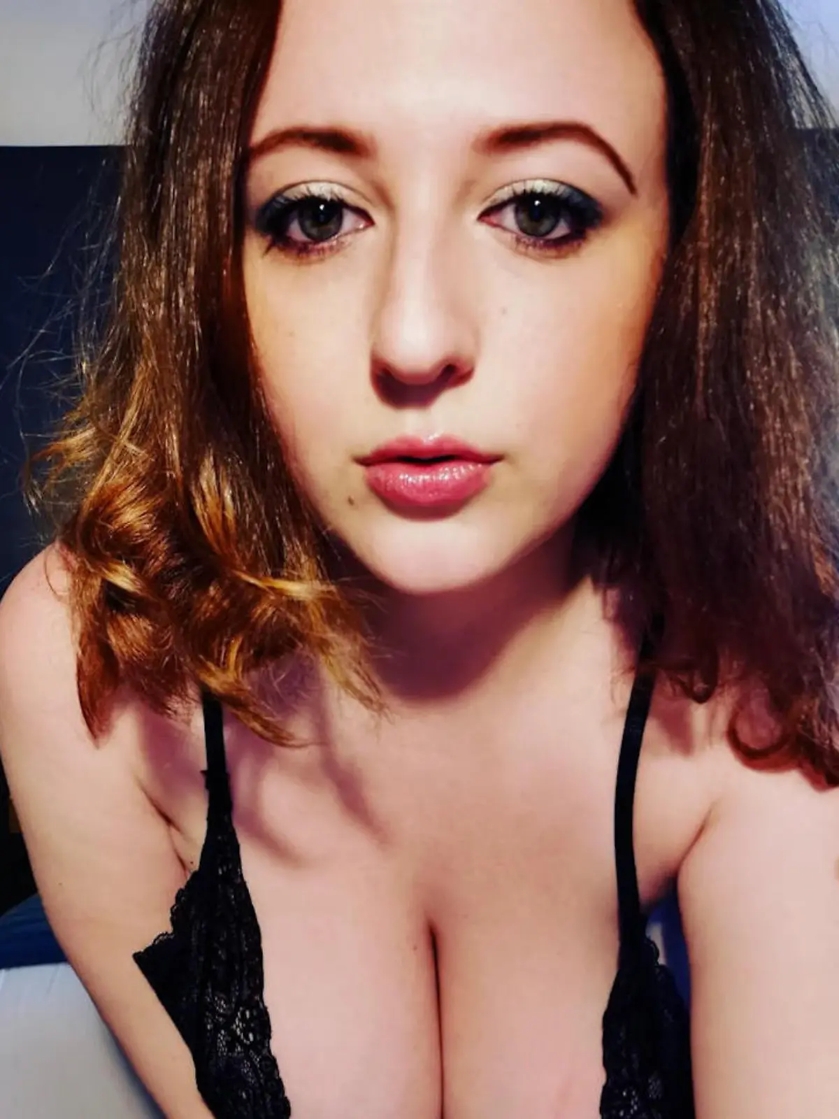 Dieses Model soll statt Brüste, eher ihre Zahnbürste präsentieren. Jap, die 30-Jährige bekommt nämlich eher ungewöhnliche Anfragen. So soll sich Bambi beispielsweise die Zähne putzen oder über Toastscheiben laufen.
