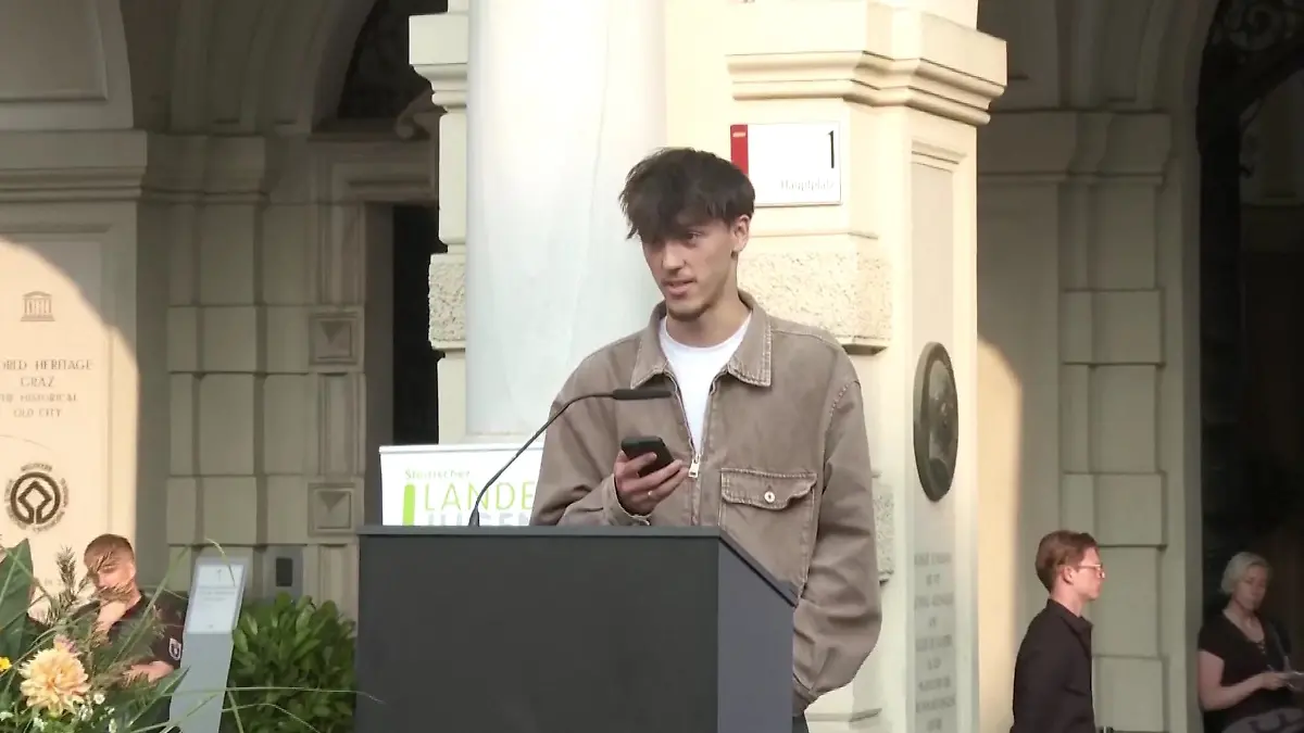 In einer bewegenden Rede trauert der Bruder um seine 15-jährige Schwester.