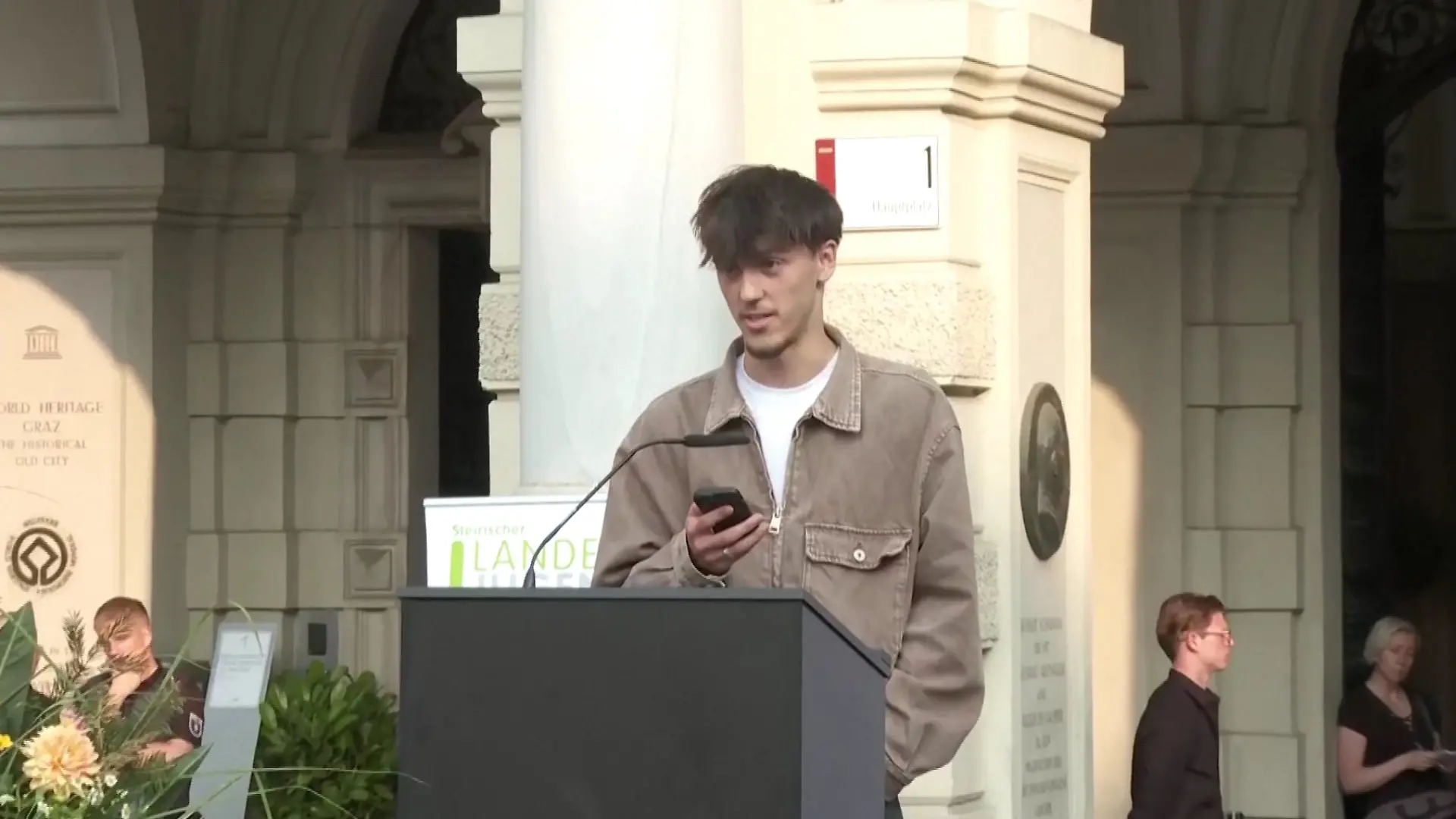 In einer bewegenden Rede trauert der Bruder um seine 15-jährige Schwester.