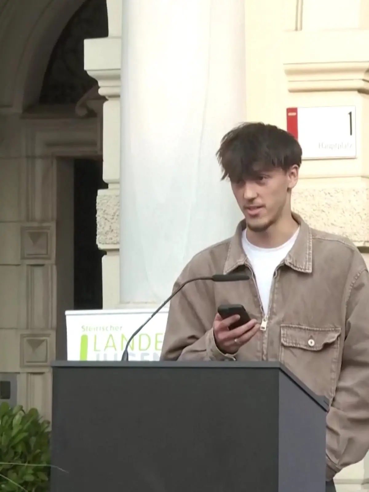 In einer bewegenden Rede trauert der Bruder um seine 15-jährige Schwester.