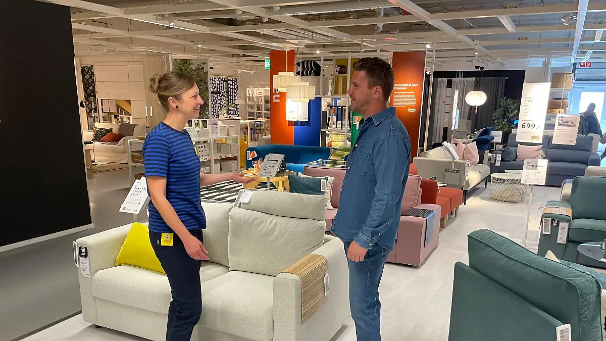 Ralf Herrmann mit Ikea-Mitarbeiterin