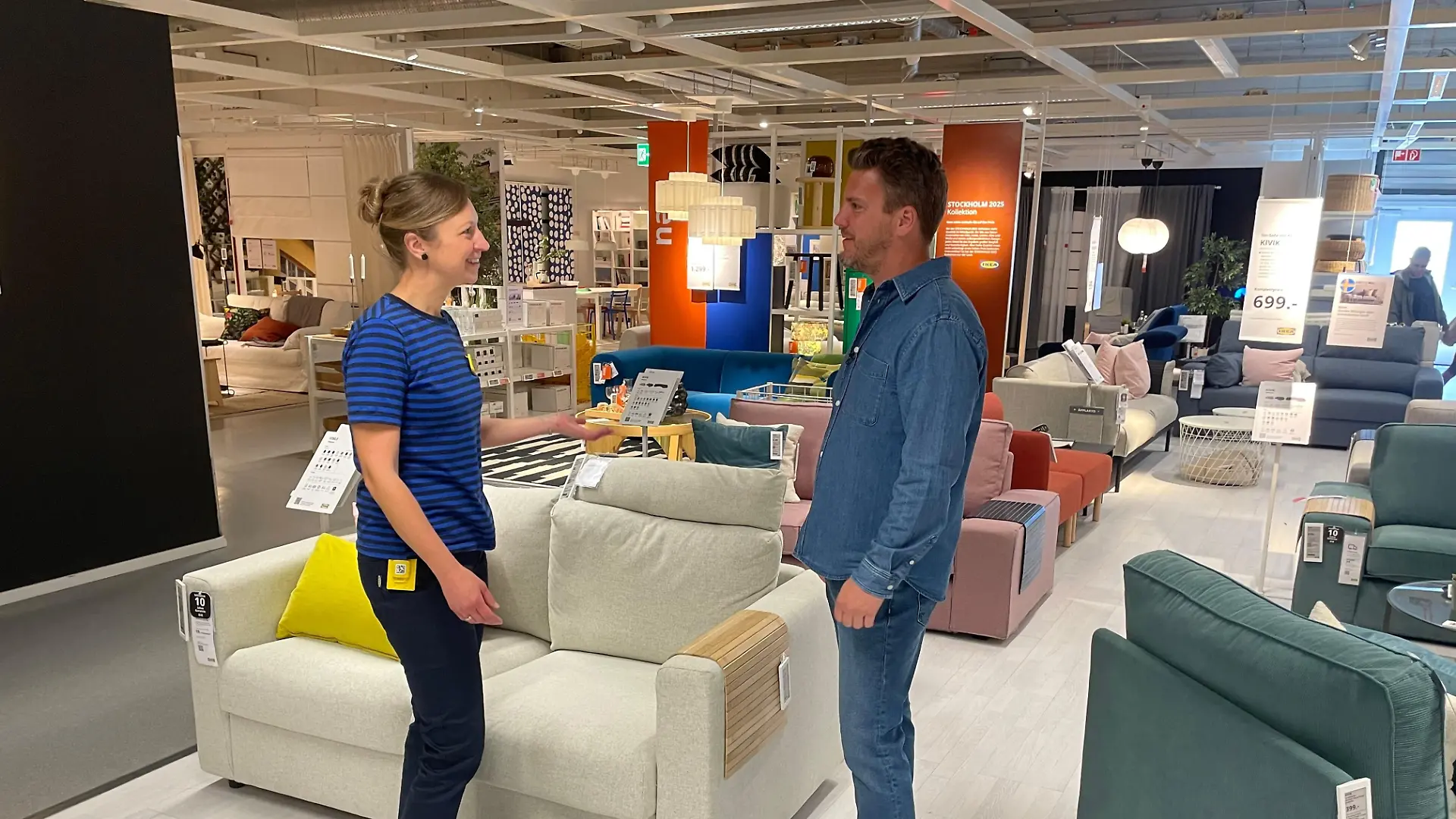 Ralf Herrmann mit Ikea-Mitarbeiterin