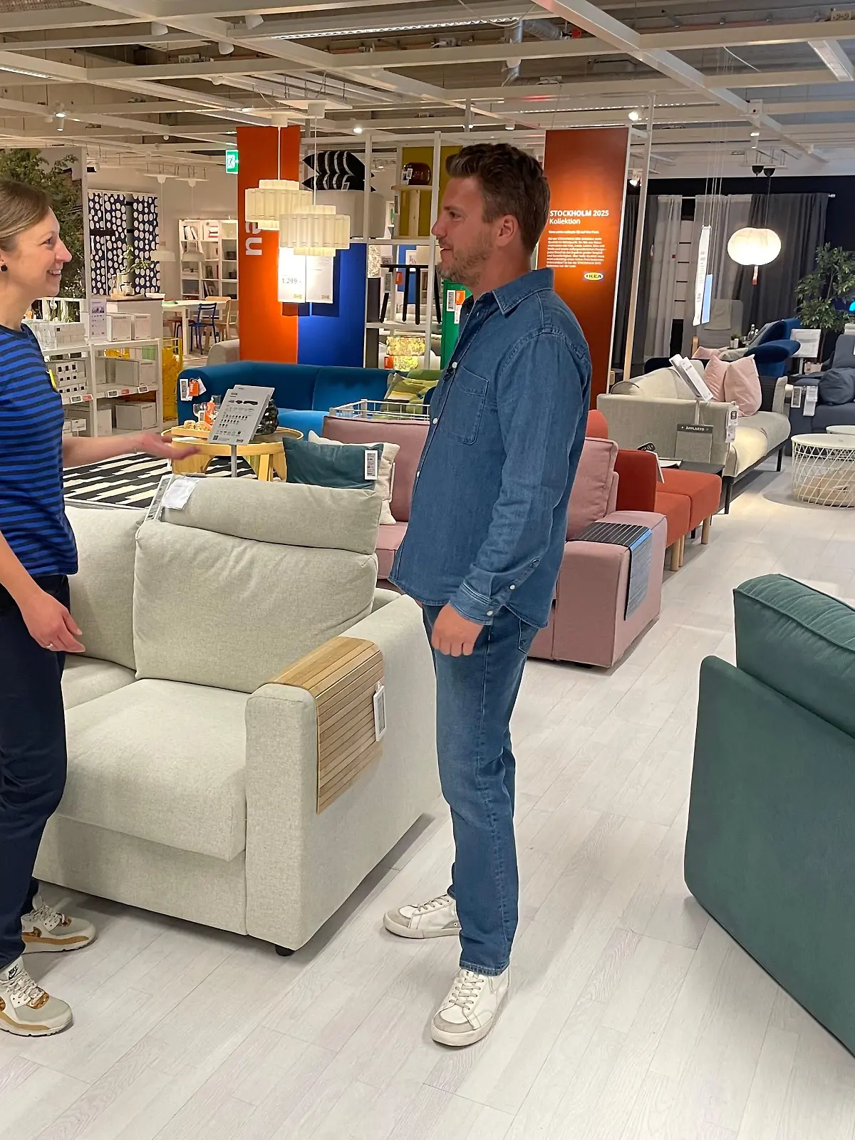 Ralf Herrmann mit Ikea-Mitarbeiterin