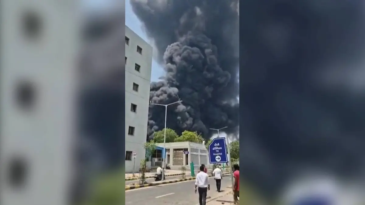 Ein Flugzeug mit mehr als 200 Menschen an Bord ist in Indien kurz nach dem Start abgestürzt