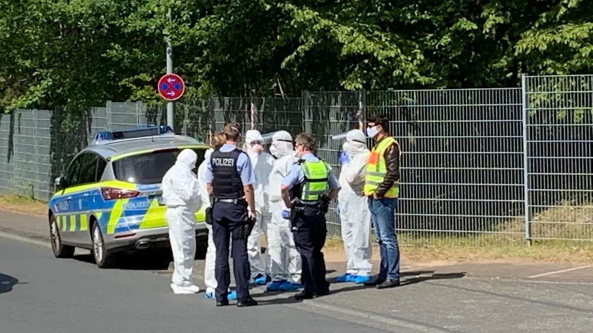 Mitarbeiter Ordnungsamt vor Flüchtlingsunterkunft in St. Augustin