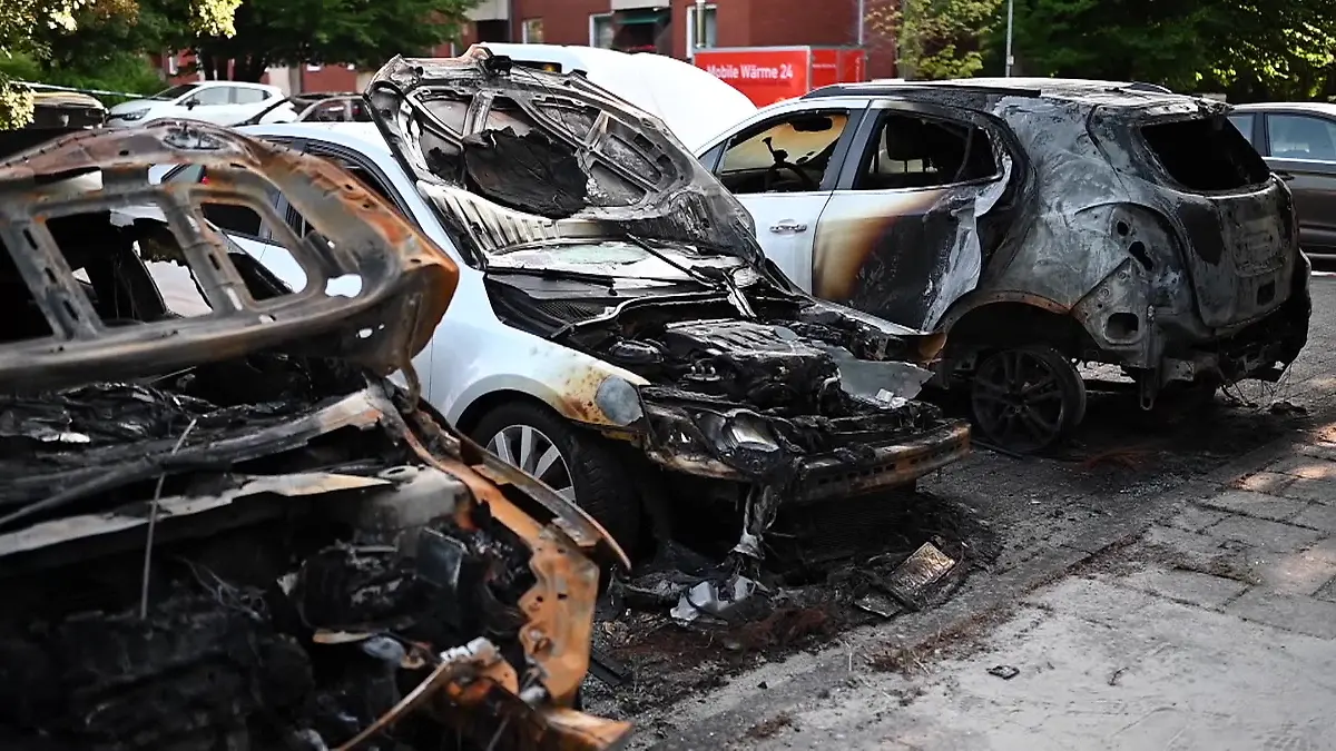 Unbekannter zündet mehrere Autos an Brandstiftung in Leer