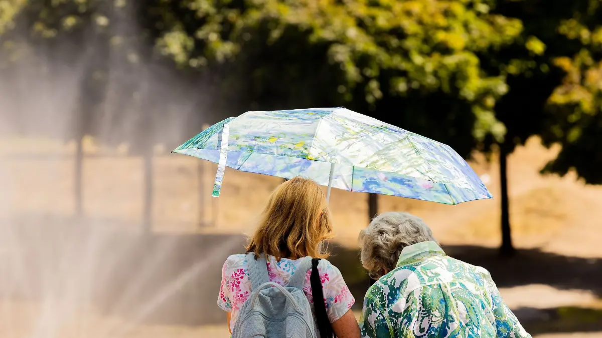 Aufmerksamkeit ist wichtig: Ältere und pflegebedürftige Menschen sind bei Hitze besonders gefährdet.