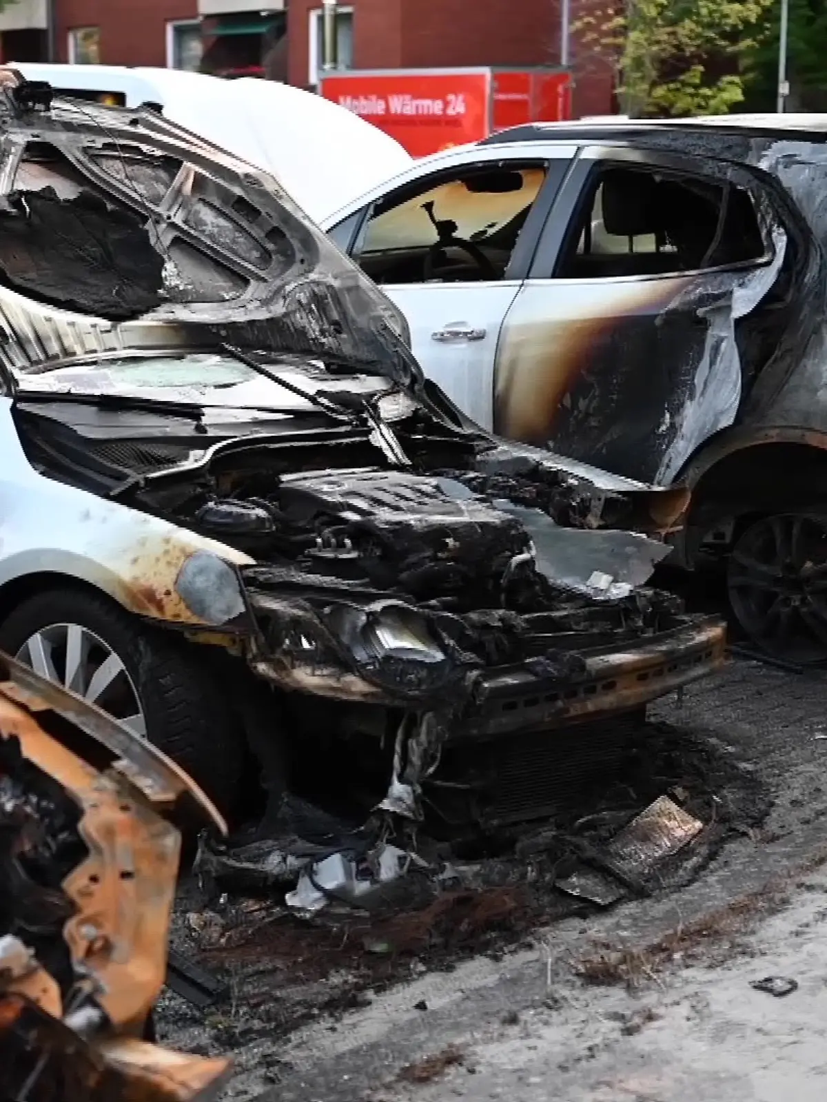 Bild zu: "Unbekannter fackelt vier Autos in Wohngebiet ab"