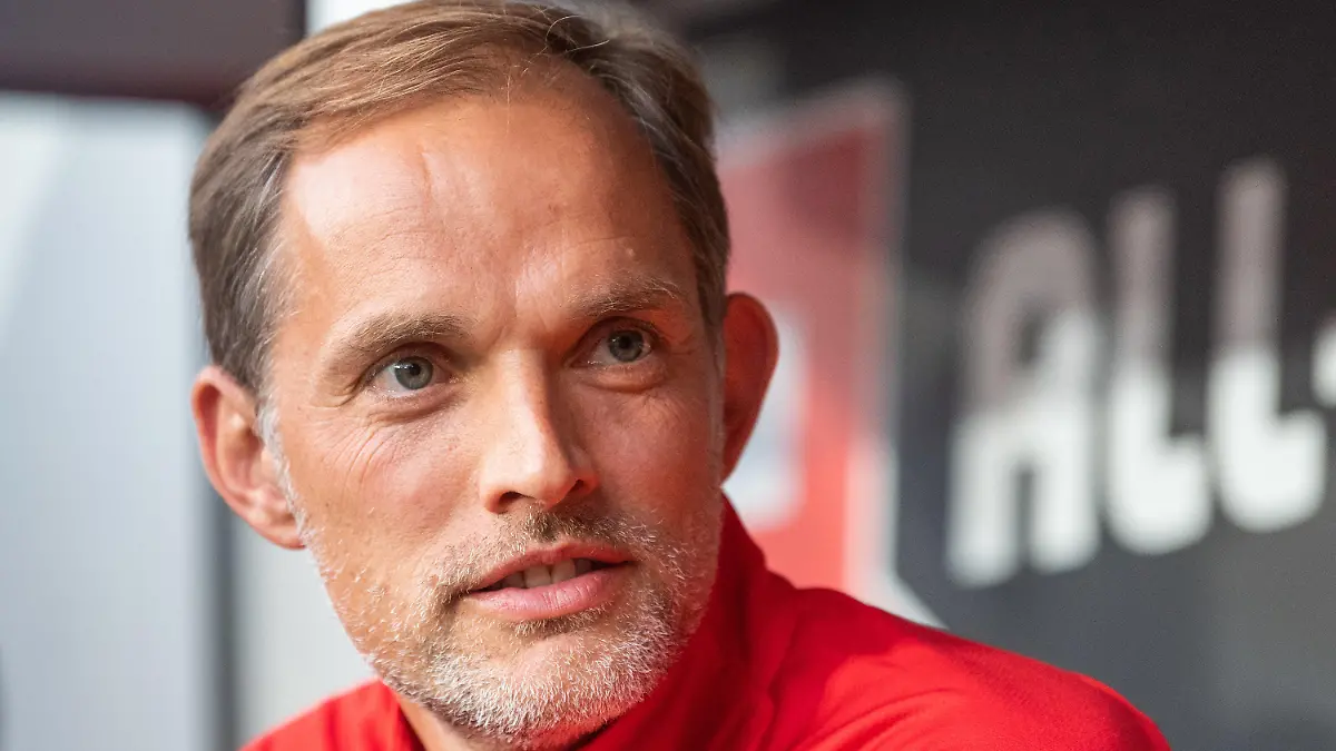 ARCHIV - 16.07.2019, Sachsen, Dresden: Fußball: Testspiel SG Dynamo Dresden - Paris Saint-Germain, Rudolf-Harbig-Stadion: Thomas Tuchel, damaliger Trainer von Paris Saint-Germain, sitzt auf der Trainerbank. Laut Medienberichten soll Thomas Tuchel Favorit auf die Nachfolge des entlassenen Bayern Trainers Nagelsmann sein. (zu dpa: «Bild: FC Bayern trennt sich von Trainer Nagelsmann») Foto: Robert Michael/dpa-Zentralbild/dpa +++ dpa-Bildfunk +++