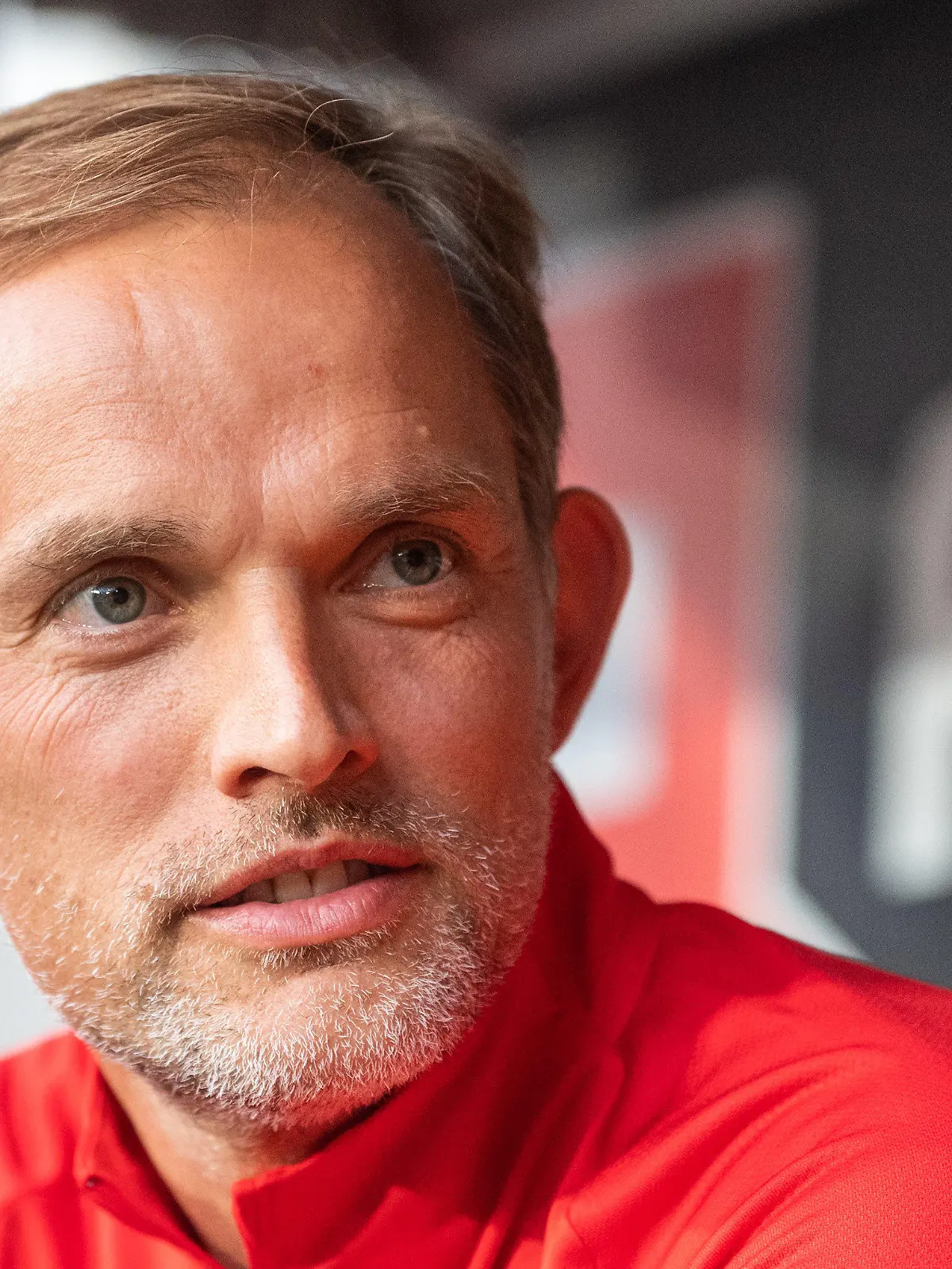 ARCHIV - 16.07.2019, Sachsen, Dresden: Fußball: Testspiel SG Dynamo Dresden - Paris Saint-Germain, Rudolf-Harbig-Stadion: Thomas Tuchel, damaliger Trainer von Paris Saint-Germain, sitzt auf der Trainerbank. Laut Medienberichten soll Thomas Tuchel Favorit auf die Nachfolge des entlassenen Bayern Trainers Nagelsmann sein. (zu dpa: «Bild: FC Bayern trennt sich von Trainer Nagelsmann») Foto: Robert Michael/dpa-Zentralbild/dpa +++ dpa-Bildfunk +++
