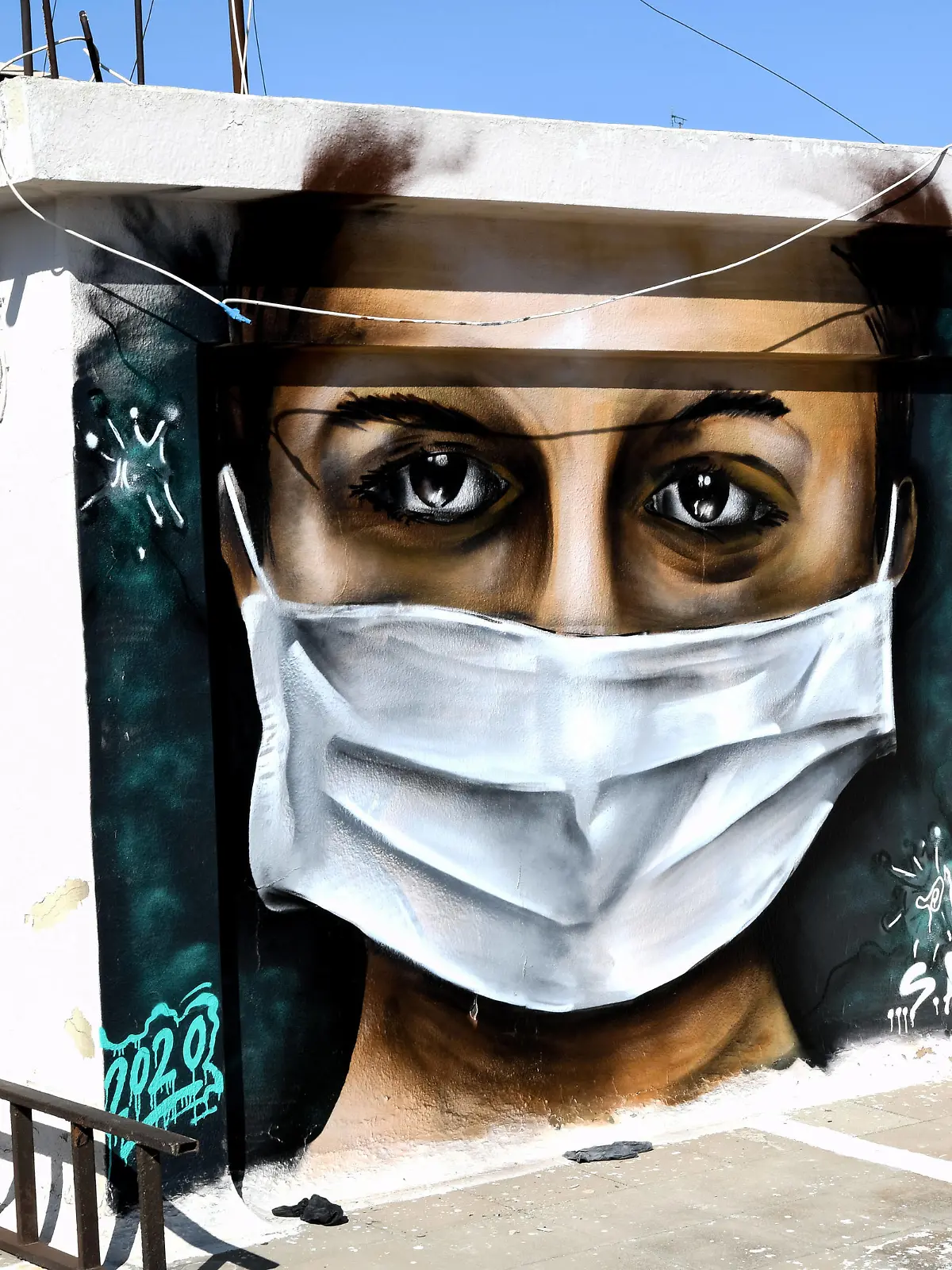  Der 16 Jahre alte S.F. sprayt auf einer Dachterrasse an der Vouliagmeni Strasse in Athen Graffiti, die durch das Thema Coronavirus inspiriert sind. Graffiti Sprayer in Athen PUBLICATIONxNOTxINxGRE ANE5060453
