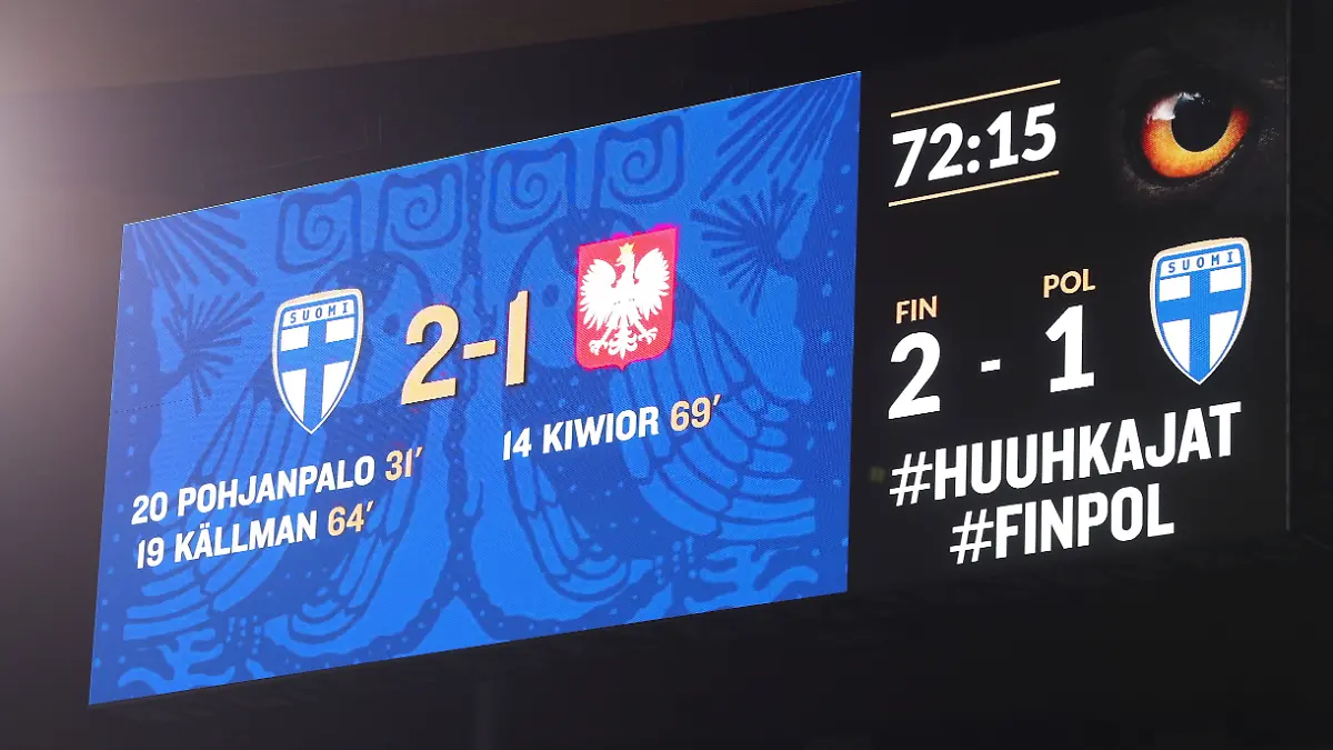 Die Ergebnisanzeige im Olympiastation von Helsinki zeigt den Spielstand des WM-Qualifikationsspiels zwischen Finnland und Polen in der 73. Minute: Es steht 2:1 Für Finnland.