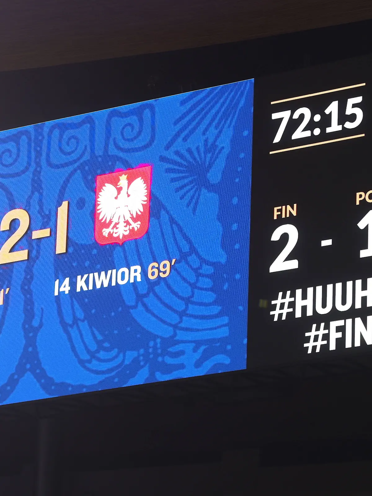 Die Ergebnisanzeige im Olympiastation von Helsinki zeigt den Spielstand des WM-Qualifikationsspiels zwischen Finnland und Polen in der 73. Minute: Es steht 2:1 Für Finnland.
