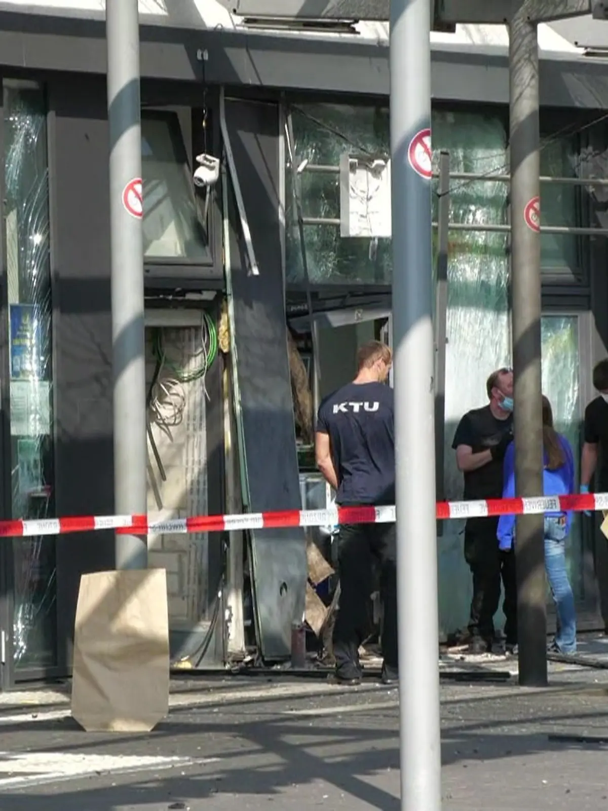 Bild zu: "Nach Explosion: Bahnhofskiosk in Dormagen zerstört"