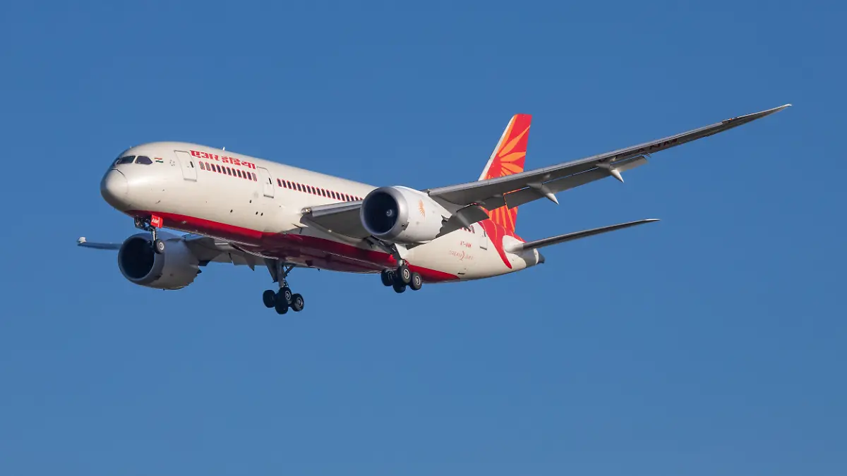 Eine Boeing 787 mit dem Kennzeichen VT-ANM von Air India setzt zur Landung auf London-Heathrow an (Archivfoto)