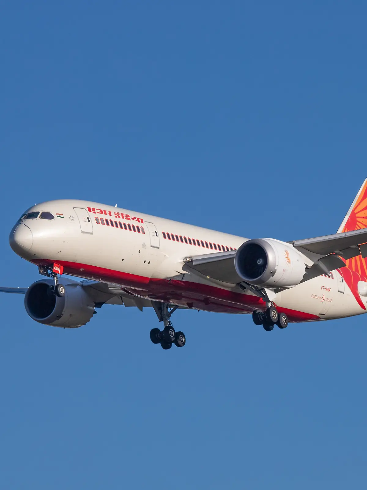 Eine Boeing 787 mit dem Kennzeichen VT-ANM von Air India setzt zur Landung auf London-Heathrow an (Archivfoto)