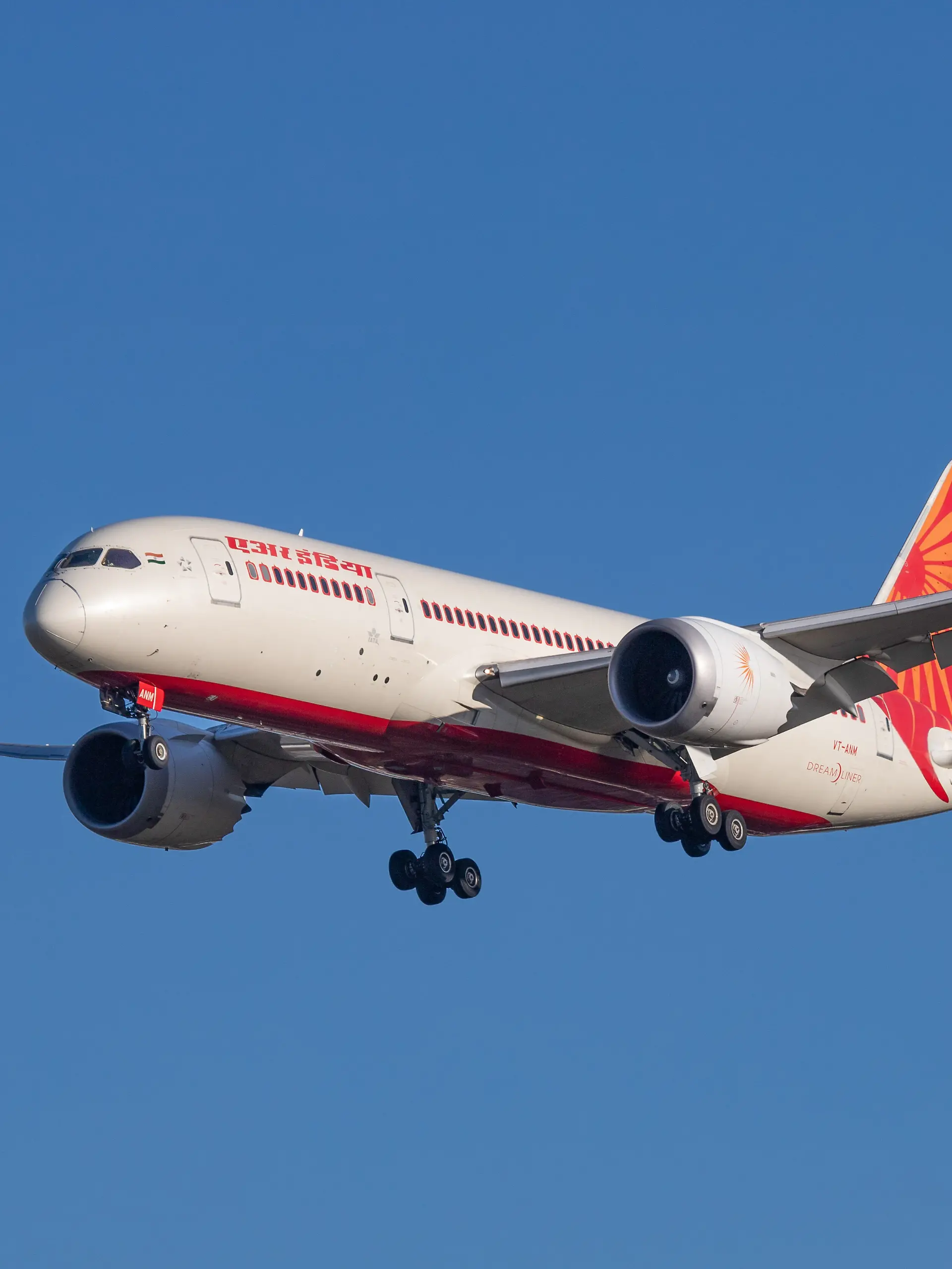 Eine Boeing 787 mit dem Kennzeichen VT-ANM von Air India setzt zur Landung auf London-Heathrow an (Archivfoto)