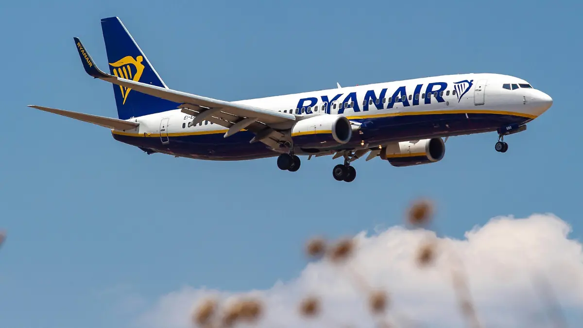  July 15, 2019 - Athina, Attica, Greece - Ryanair Boeing 737-800 aircraft landing at Athens International Airport AIA Eleftherios Venizelos ATH LGAV during a summer blue sky day. The airplane has 2 CFM56-7 jet engines and the registration EI-EBS. Ryanair FR RYR is the largest low-cost budget carrier in Europe with HQ in Ireland. The airline expects arrivals of the new modern Boeing 737 MAX in the future. Athina Greece PUBLICATIONxINxGERxSUIxAUTxONLY - ZUMAn230 20190715zaan230554 Copyright: xNicolasxEconomoux