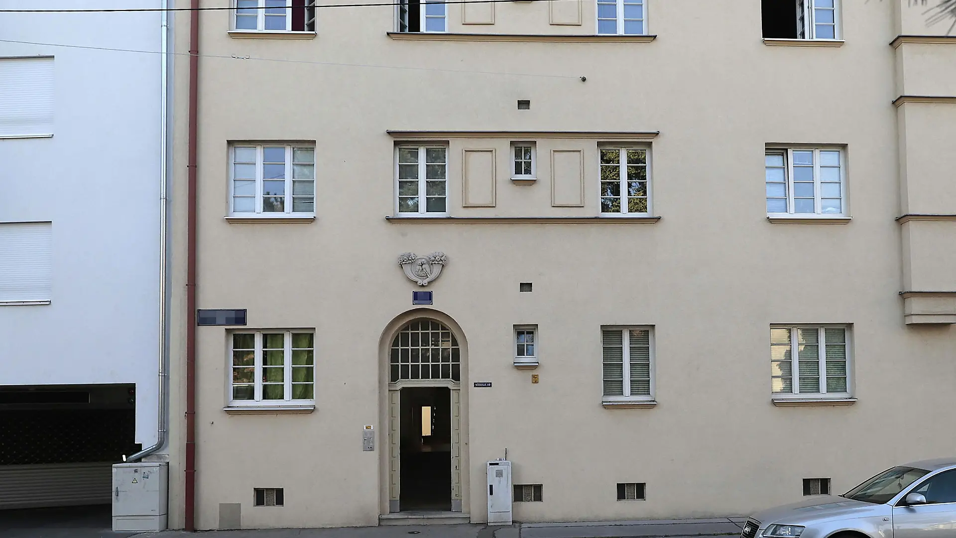ABD0054_20220619 - WIEN - ÖSTERREICH: ZU APA0198 VOM 19.6.2022 - Polizisten haben am Sonntag, 19. Juni 2022, in einer Wohnung in Wien-Floridsdorf die Leiche einer jungen Frau vorgefunden. Erhebungen am Tatort deuten auf ein Tötungsdelikt hin. Im Bild: Der mutmassliche Tatort in Wien-Floridsdorf. - FOTO: APA/ALEX HALADA - 20220619_PD6670