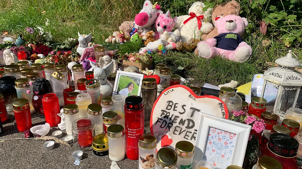 An der Unfallstelle haben Trauernde Blumen und Kerzen abgelegt