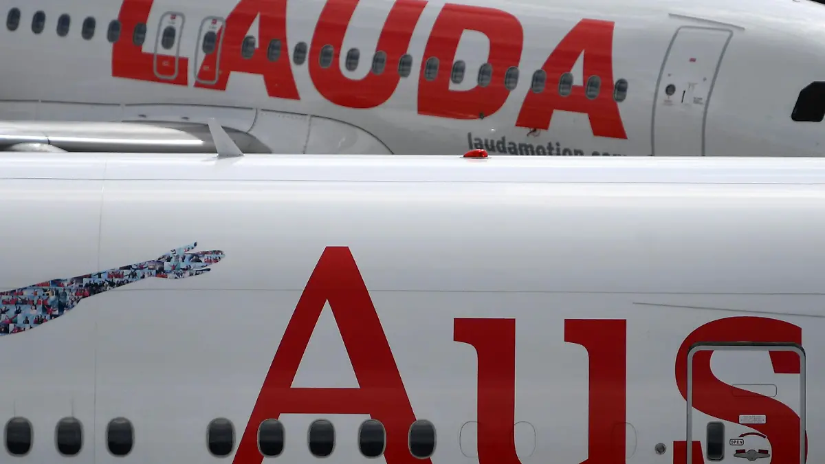 01.05.2020, Österreich, Schwechat: Flugzeuge der Laudamotion stehen am Flughafen Wien-Schwechat. Ryanair droht mit der Schließung ihrer österreichischen Tochter Lauda in Wien. Lauda-Jets würden mit Ryanair-Flugzeugen ersetzt, sollte die Belegschaft nicht zu Lohnkürzungen und neuen Arbeitsverträgen bereit sein. Foto: Helmut Fohringer/APA/dpa +++ dpa-Bildfunk +++