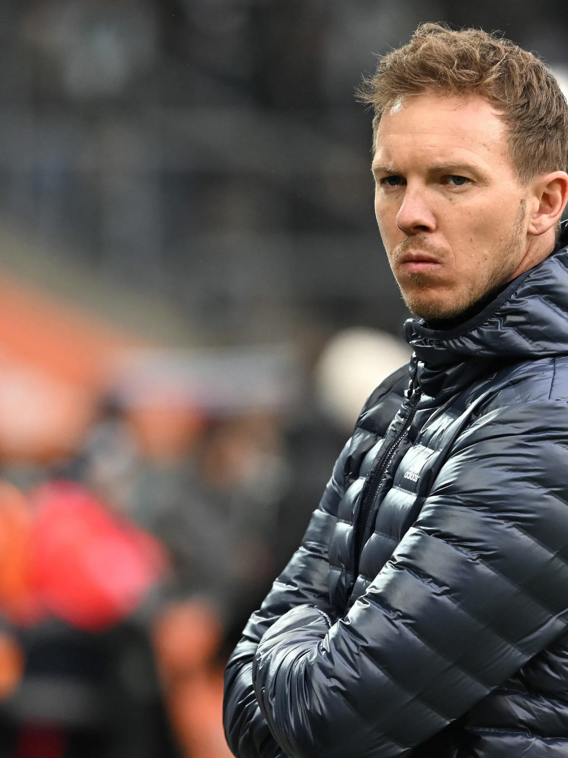 ARCHIV - 18.02.2023, Nordrhein-Westfalen, Mönchengladbach: Fußball: Bundesliga, Borussia Mönchengladbach - Bayern München, 21. Spieltag, Stadion im Borussia-Park: Bayerns Trainer Julian Nagelsmann steht vor dem Spiel an der Seitenlinie. In einem Interview hat er den öffentlichen Umgang mit seiner Arbeit kritisiert. (zu dpa: «Nagelsmann kritisiert «Schwarz-Weiß-Denken»») Foto: Federico Gambarini/dpa +++ dpa-Bildfunk +++