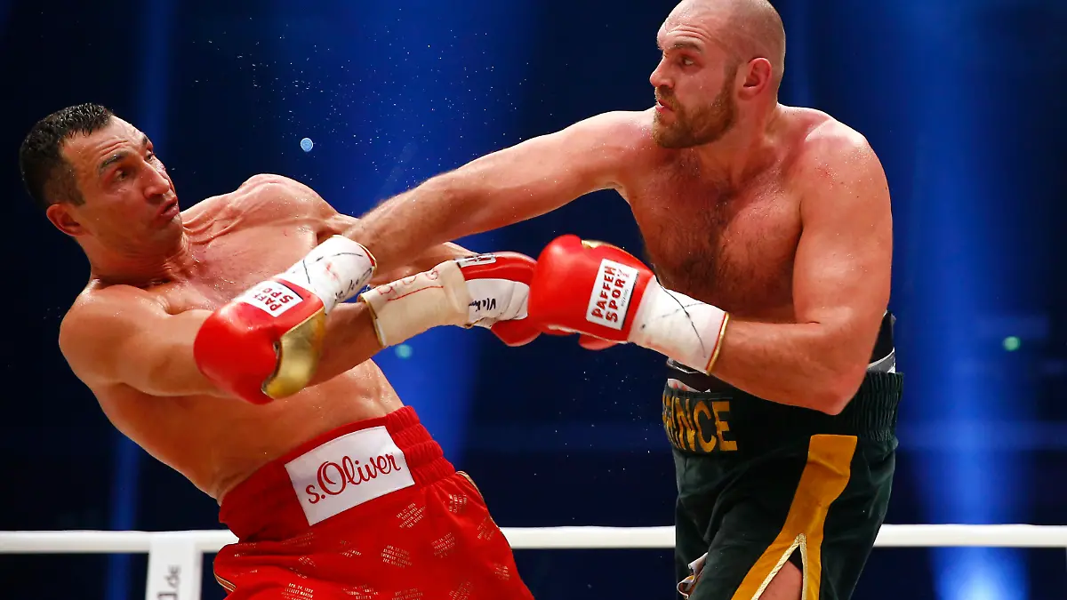 Boxing - Wladimir Klitschko v Tyson Fury WBA, IBF & WBO Heavyweight Title's - Esprit Arena, Dusseldorf, Germany - 28/11/15Tyson Fury in action against Wladimir Klitschko during the fightReuters / Kai PfaffenbachLivepic