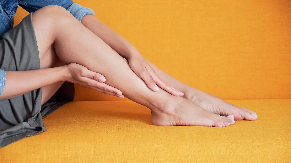 Frau mit glatten Beinen