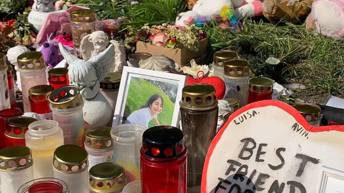 Blumen, Kerzen und Kuscheltiere erinnern an das Todesopfer des Unfalls in Hürth